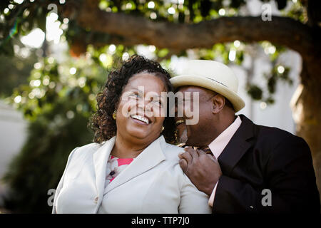 Close-up Happy senior Paar stehen im Park Stockfoto