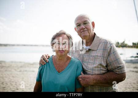 Portrait von Senior Paar am Strand gegen Sky Stockfoto