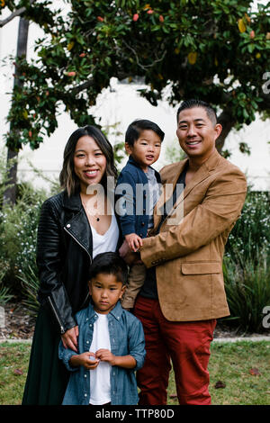 Portrait von lächelnden Eltern mit niedlichen Söhne stehend an Balboa Park Stockfoto