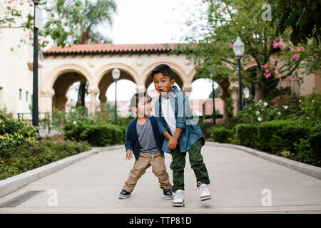 Gerne Brüder tanzen während auf Fußweg am Balboa Park stehend Stockfoto