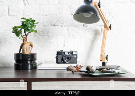 Verschiedene Objekte auf dem Tisch zu Hause Stockfoto