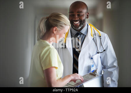 Gerne Arzt und eine Krankenschwester im Krankenhaus Stockfoto