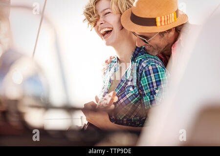 Lächelnd Ehepaar am Boot an einem sonnigen Tag genießen. Stockfoto