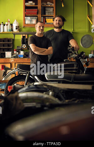 Portrait von Besitzern von Motorrädern in der Werkstatt Stockfoto