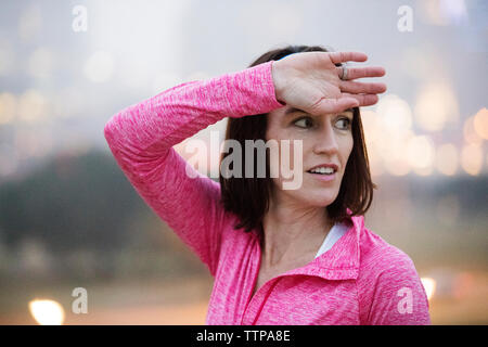 Nahaufnahme der nachdenkliche Frau wegschauen im park Stockfoto