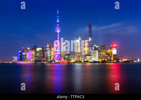 Einen malerischen Blick auf den Fluss und beleuchtete Stadtbild gegen Sky Stockfoto