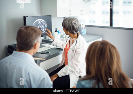 Ärztin erklärt Bericht Paar in Klinik Stockfoto