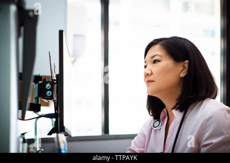 Ärztin mit dem Desktop Computer in der Klinik Stockfoto