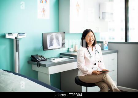 Portrait von glücklich, Ärztin in der Klinik sitzen Stockfoto