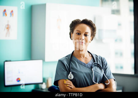 Portrait von zuversichtlich, Ärztin in der Klinik stehen Arme gekreuzt Stockfoto