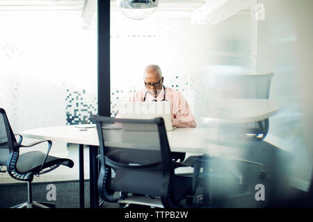 Arzt mit Laptop Computer im Krankenhaus Stockfoto