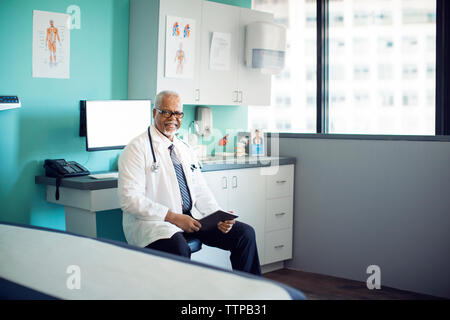 Portrait von zuversichtlich Arzt mit Tablet-PC in der Klinik Stockfoto