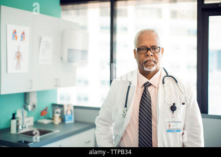 Portrait von männlicher Arzt in der Klinik Stockfoto