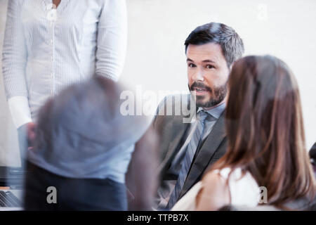 Kolleginnen und Kollegen diskutieren während der Sitzung im Büro Stockfoto