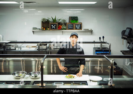 Portrait von Chef steht in der gewerblichen Küche Stockfoto