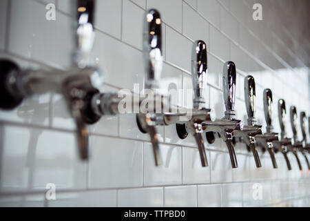 Reihe von Bier zapfen an Brauerei Stockfoto