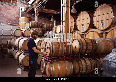 Seitenansicht der Brauerei, Bier vom Fass im Lager Stockfoto