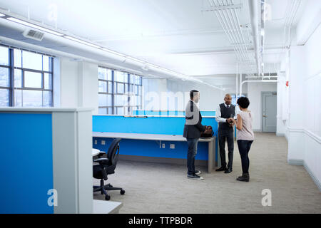 Mann an Kollegen die Hände schütteln im Büro suchen Stockfoto