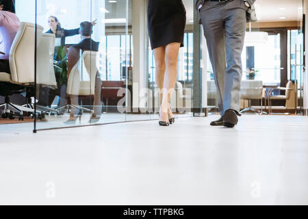 Niedrige Abschnitt von Menschen zu Fuß im Büro Flur Stockfoto