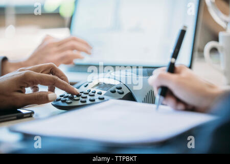 7/8 die Hände von Geschäftsleuten in board Raum arbeiten Stockfoto