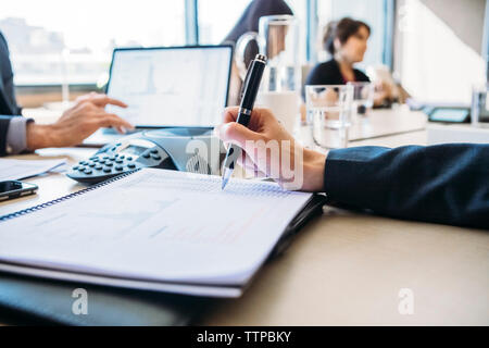 Kollegen diskutieren im Board Room Stockfoto