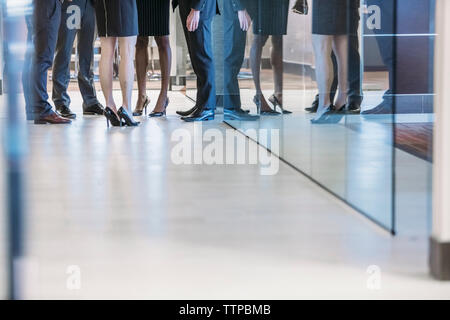 Niedrige Abschnitt des Geschäfts Leute stehen im Büro Flur Stockfoto