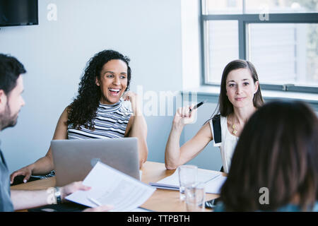 Geschäftsleute diskutieren im Sitzungssaal im Büro Stockfoto