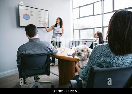 Geschäftsfrau, die Kollegen in einem Meeting im Sitzungssaal vorstellt Stockfoto
