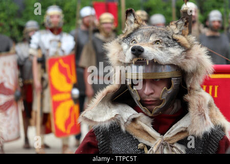 Signifer einer römischen Legion in Wolf Haut und Legionäre im Hintergrund, während historische Festival Zeiten und Epochen. Rekonstruktion des antiken Rom Stockfoto