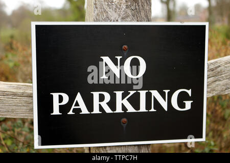 Kein Parkplatz Schild an einem Zaun Stockfoto