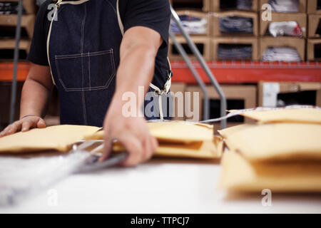 Mittelteil der Mann bei der Arbeit in der Werkstatt Stockfoto