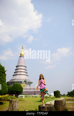 Stehendes Mädchen in die baumhaltung gegen Pagode in Doi Inthanon Nationalpark Stockfoto