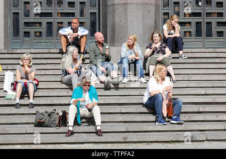 Stockholm, Schweden - 10. Juni 2019: Die Menschen in der Treppe außerhalb des Stckholm Konzertsaal am Hotrget Square entfernt sitzen. Stockfoto