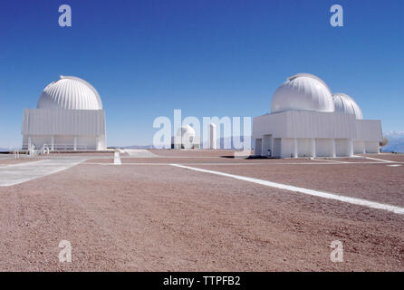 La Silla Observatorium gegen den klaren blauen Himmel in Chile Stockfoto