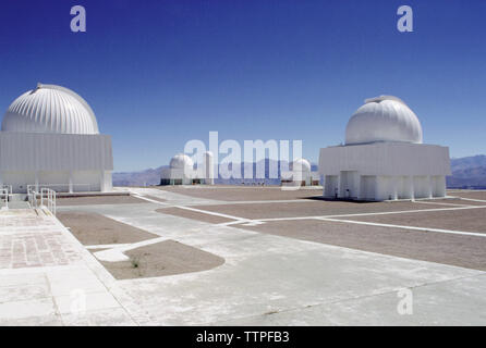 La Silla Observatorium gegen den klaren blauen Himmel Stockfoto