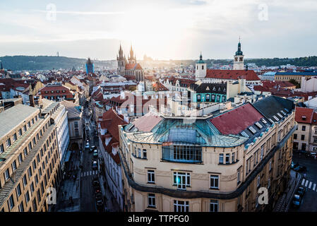 Erhöhte Ansicht des Stadtbildes gegen Himmel bei Sonnenuntergang Stockfoto