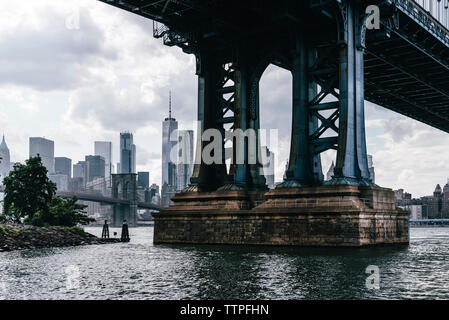 Manhattan Brücke über den East River in Stadt gegen bewölkter Himmel Stockfoto