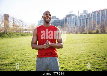 Fröhliche männlichen Athleten auf der Wiese in der Stadt Stockfoto