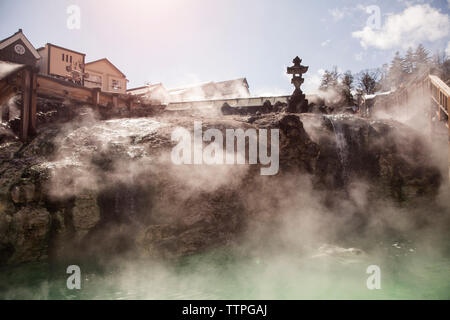 Cottages mit Blick auf Kusatsu Onsen Hot Spring Stockfoto