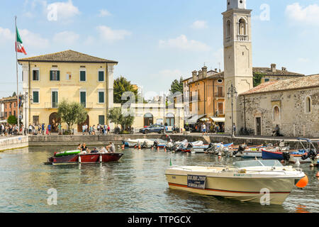 LAZISE, Gardasee, Italien - September 2018: Boote im Hafen von Lazise am Gardasee. Stockfoto