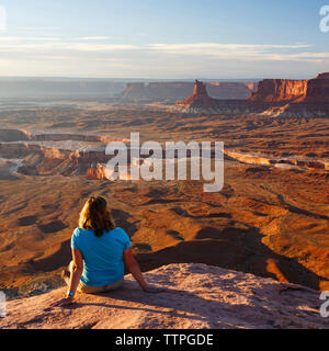 Weibliche Wanderer mit Blick auf Rock im Canyonlands National Park Stockfoto