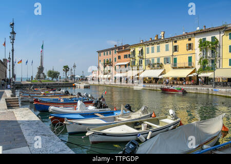 LAZISE, Gardasee, Italien - September 2018: Boote im Hafen von Lazise am Gardasee. Stockfoto