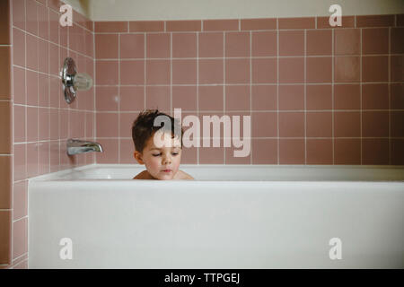 Junge in Badewanne zu Hause Stockfoto