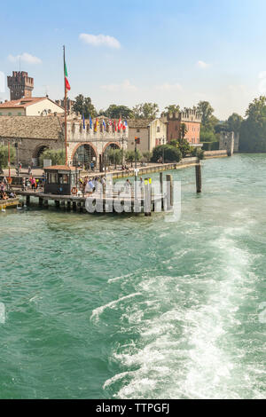 BARDOLINO, Gardasee, Italien - September 2018: einer Fähre, da die Anlegestelle fährt in Bardolino am Gardasee. Stockfoto