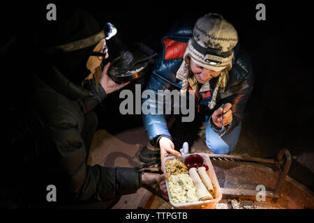 Hohe Betrachtungswinkel von Freunden essen Camping Stockfoto
