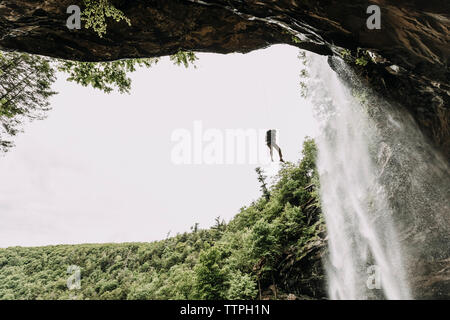 Ein Mann rappels ein Wasserfall in der Catskills, New York, New England Stockfoto