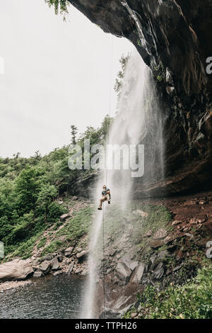 Ein Mann rappels ein Wasserfall in der Catskills, New York, New England Stockfoto