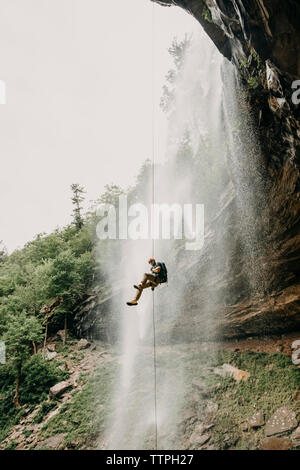 Ein Mann rappels ein Wasserfall in der Catskills, New York, New England Stockfoto