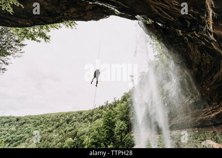 Ein Mann rappels ein Wasserfall in der Catskills, New York, New England Stockfoto