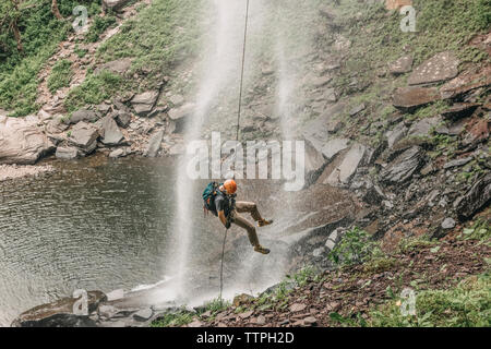 Ein Mann rappels ein Wasserfall in der Catskills, New York, New England Stockfoto